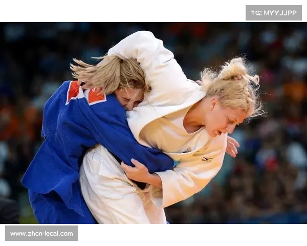 凯拉·哈里森赛前三周晒桑拿视频减重，引发粉丝健康担忧